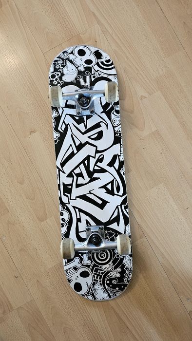 Deskorolka biało-czarna