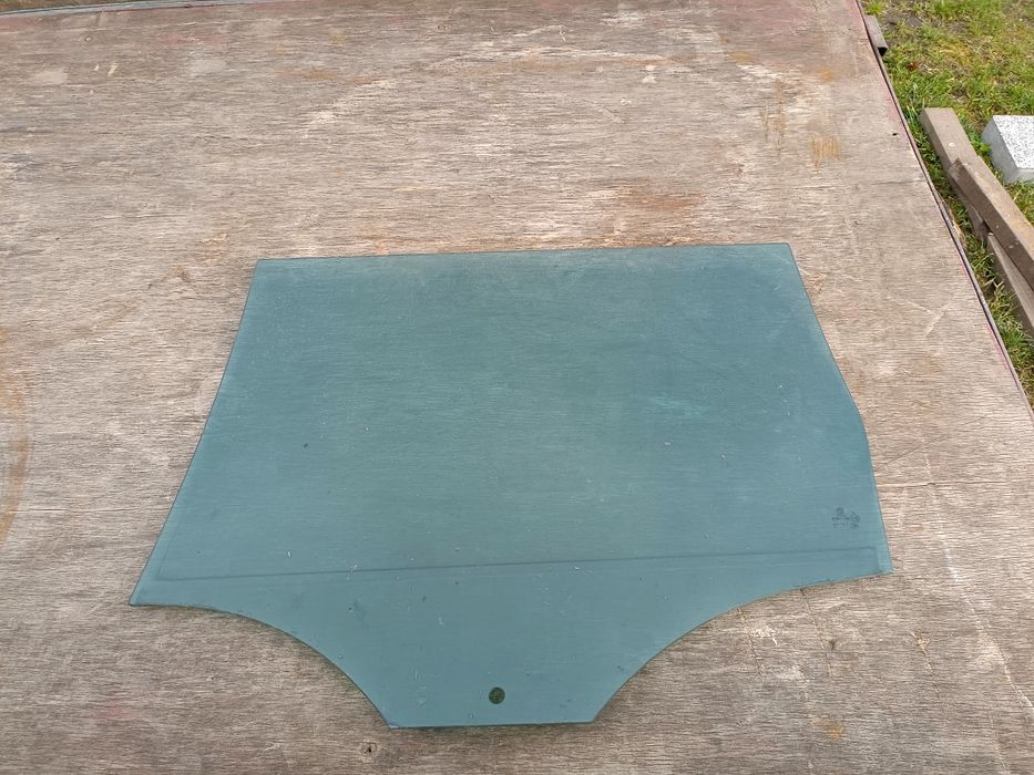 Szyba prawa  tylnia  pasatt kombi B5 odcień zieleni