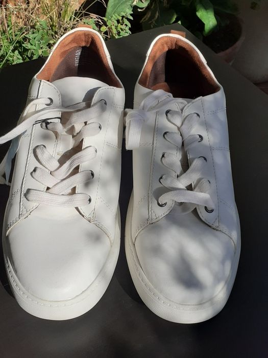 Białe półbuty marki JANA