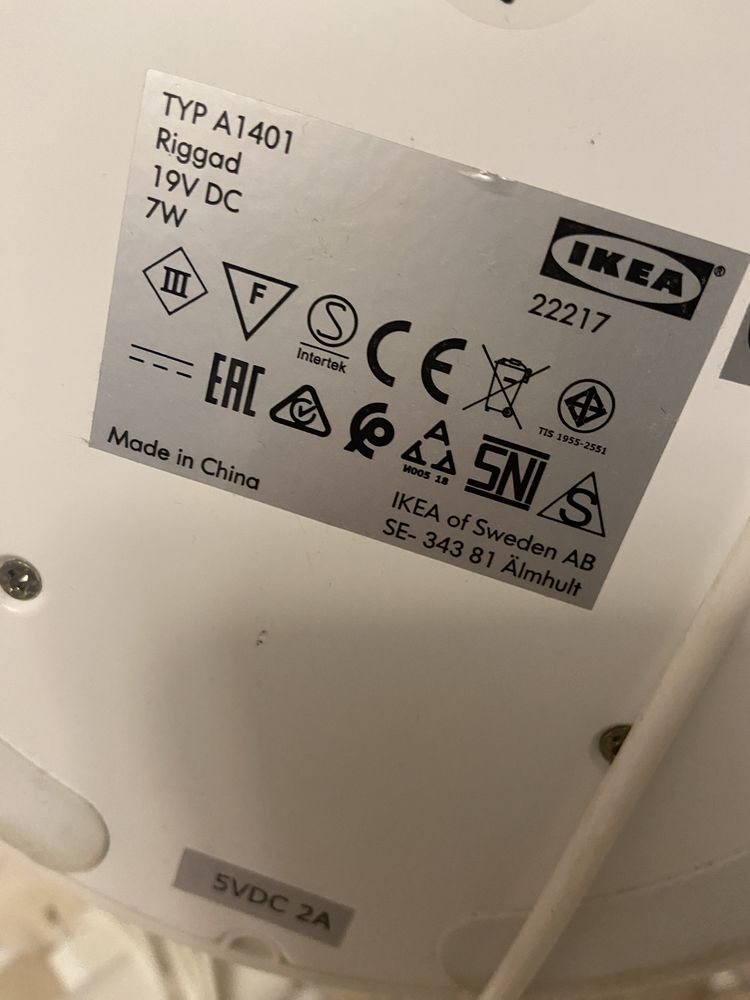 Ikea Riggat lampka z ładowarką indukcyjną