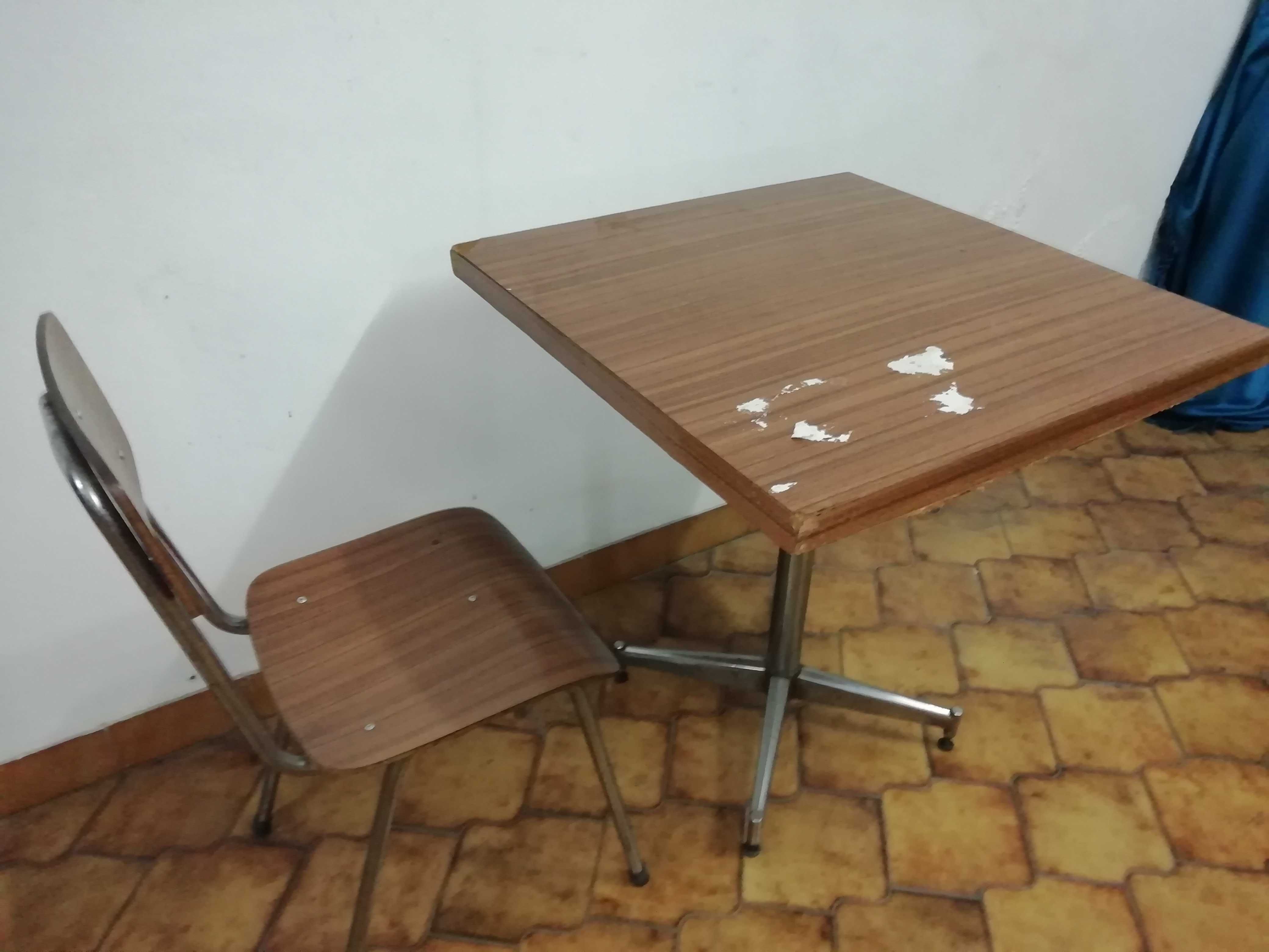 Vendo conjunto de mesa com 7 cadeiras