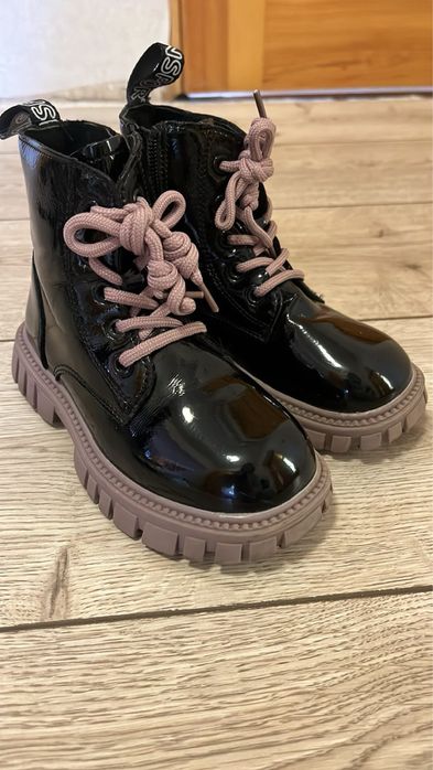 Стильні лаковані сапожки