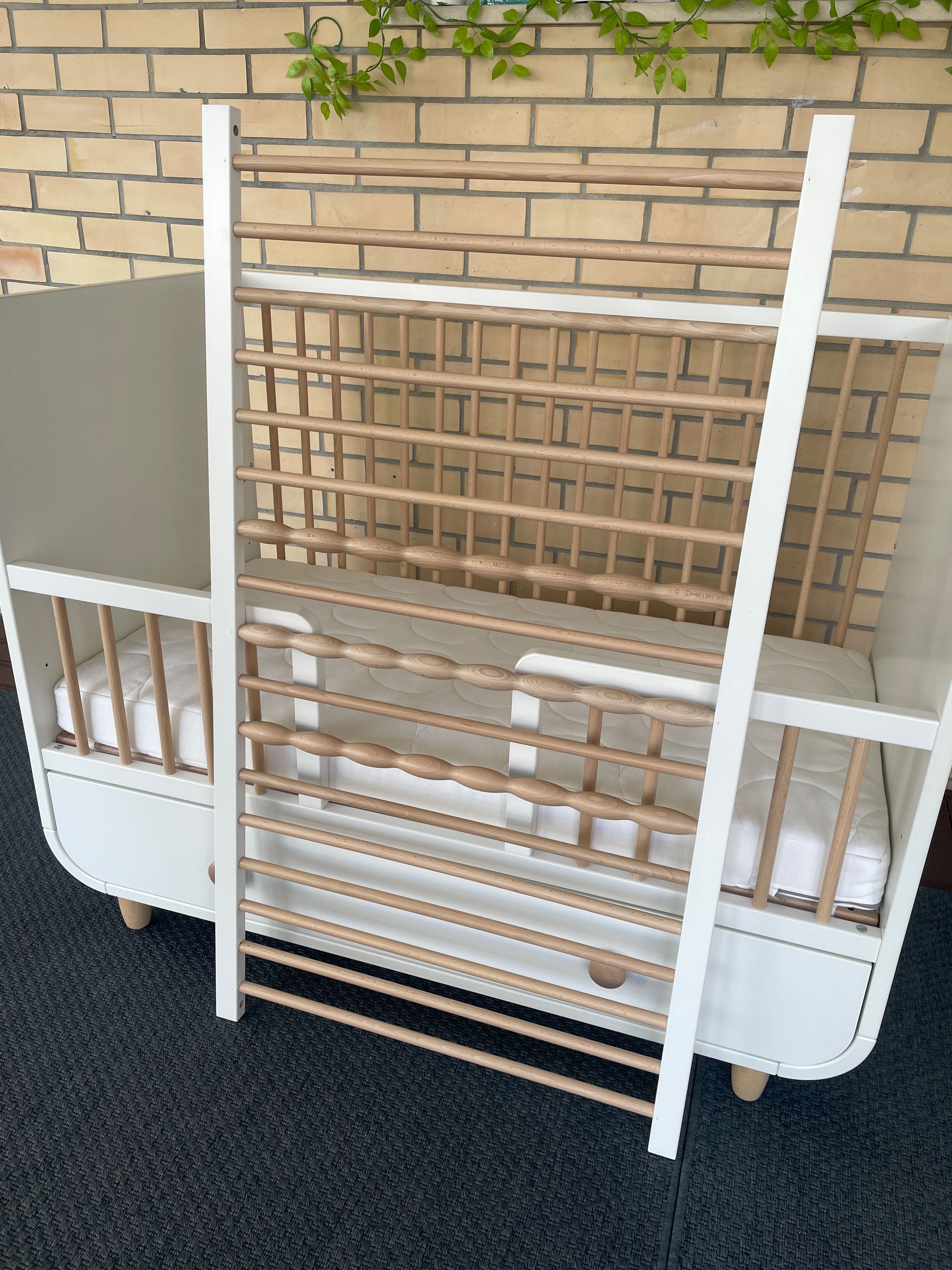Berço MYLLRA + colchão JÄTTETRÖTT do Ikea (como novo)