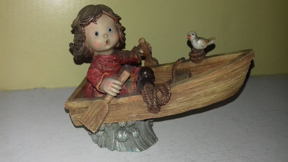 Figurka dziewczynka w łódce