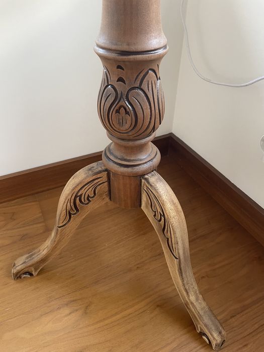 Mesa de apoio em madeira.