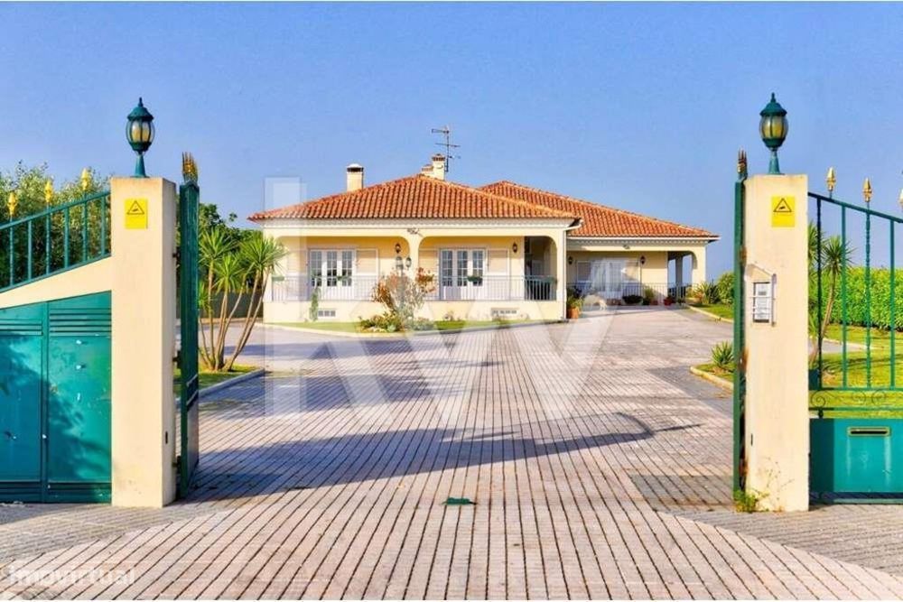 Moradia T6 com 319m2, terreno com 1ha e vinha - Palmela / SETÚBAL