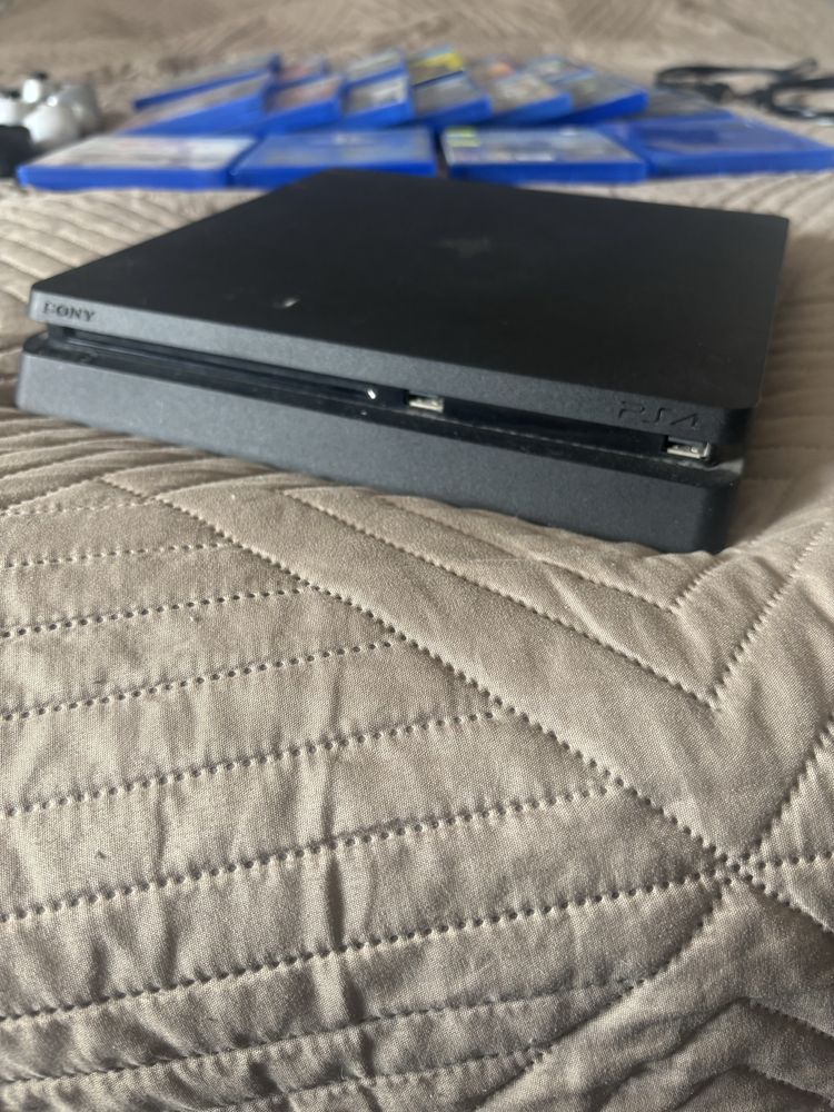 PS4 + 3 pady + 17 gier –  komplet gotowy do grania!