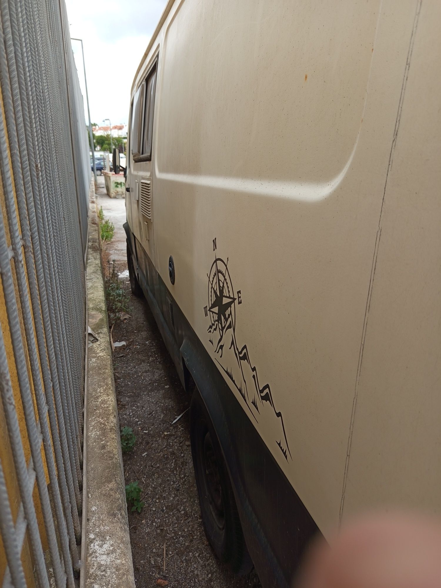 Auto-caravana Mercedes Dahmer para remodelar