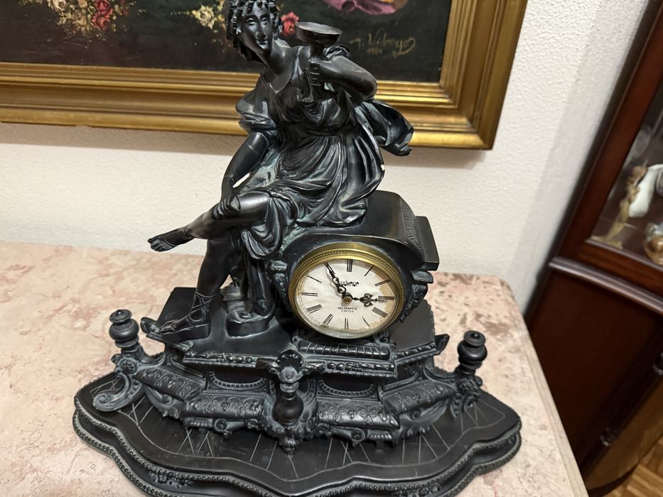 Relogio com estatueta em resina