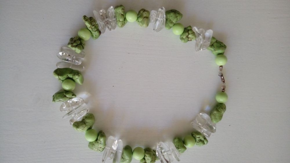 Colar único. Novo. Turquesa verde (muito raro) com cristal. Original.