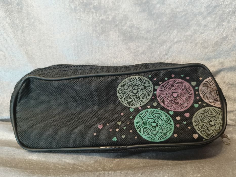 Czarny piórnik/saszetka z ozdobą