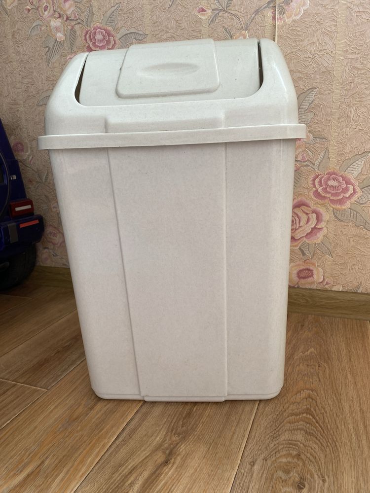 Велике відро для сміття