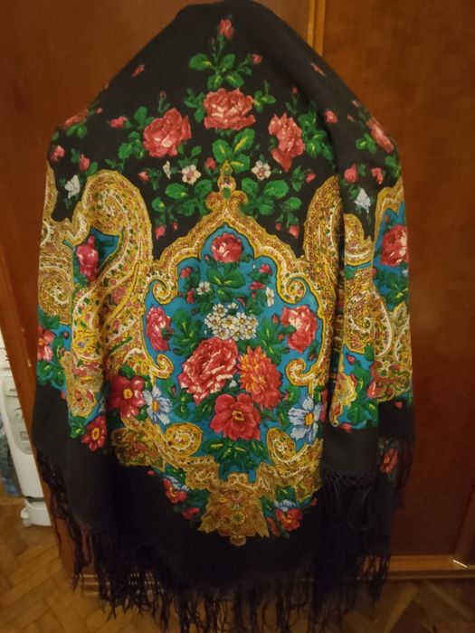 Продаю винтажный женский шерстяной платок