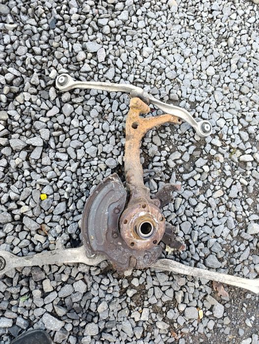 Zwrotnica lewa zawieszenie wachacz volkswagen passat B5 audi a4 b5