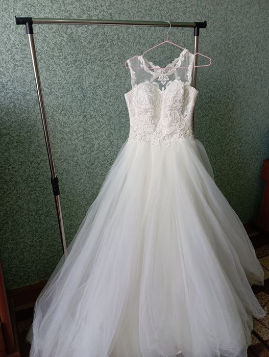 весільна сукня кольору айворі