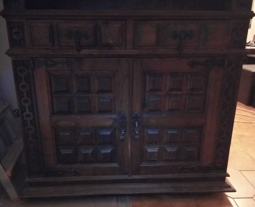 Móvel rústico de sala séc. XVII madeira maciça de castanho