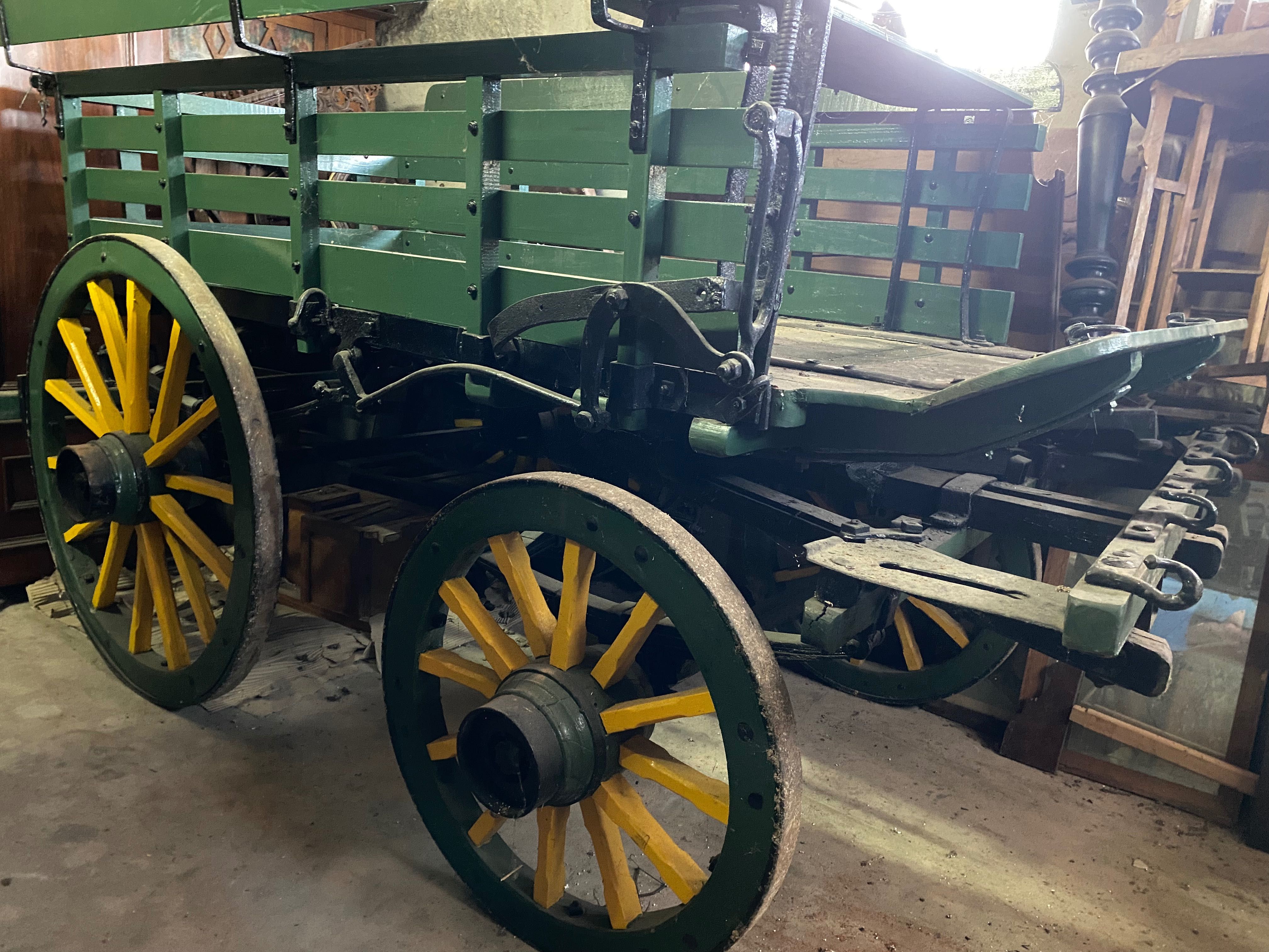 Carroça antiga de transporte de mercadorias, em estado muito bom.