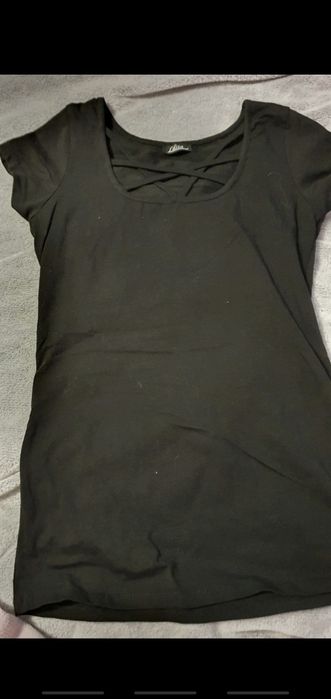 Koszulka, t-shirt czarna z ozdobnym dekoltem sznurkami