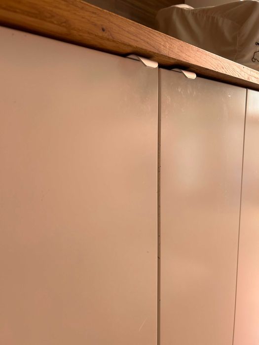 armário de cozinha resistente com tampo em madeira verdadeira