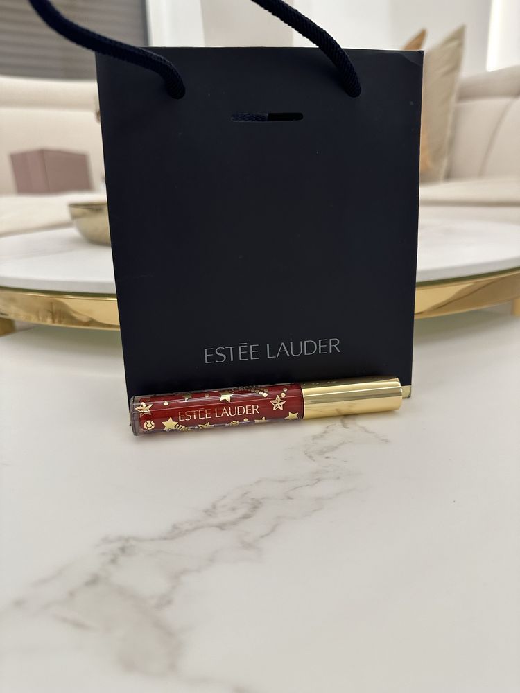 Estee Lauder w odcieniu Ruby Quartz błyszczyk