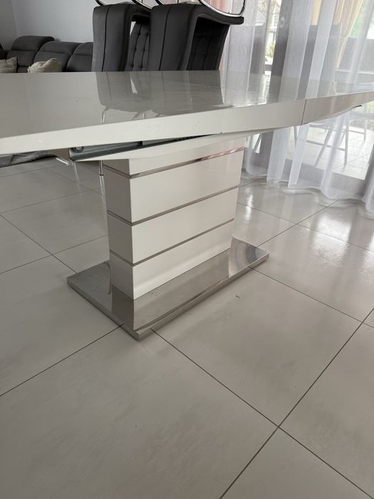 Stół bialy lakierowany