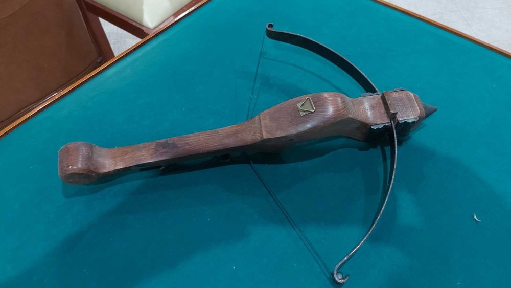 Coleção de pistolas antigas decorativas + armas medievais + expositor