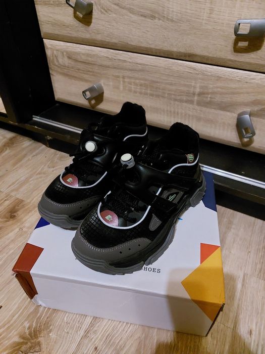 Теплі  кросівки.