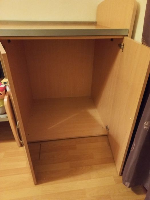 Vendo móvel com uma prateleira e um suporte de pendurar roupa.