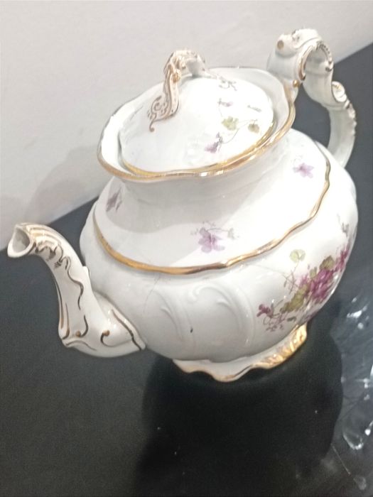 Bule decorativo de porcelana.