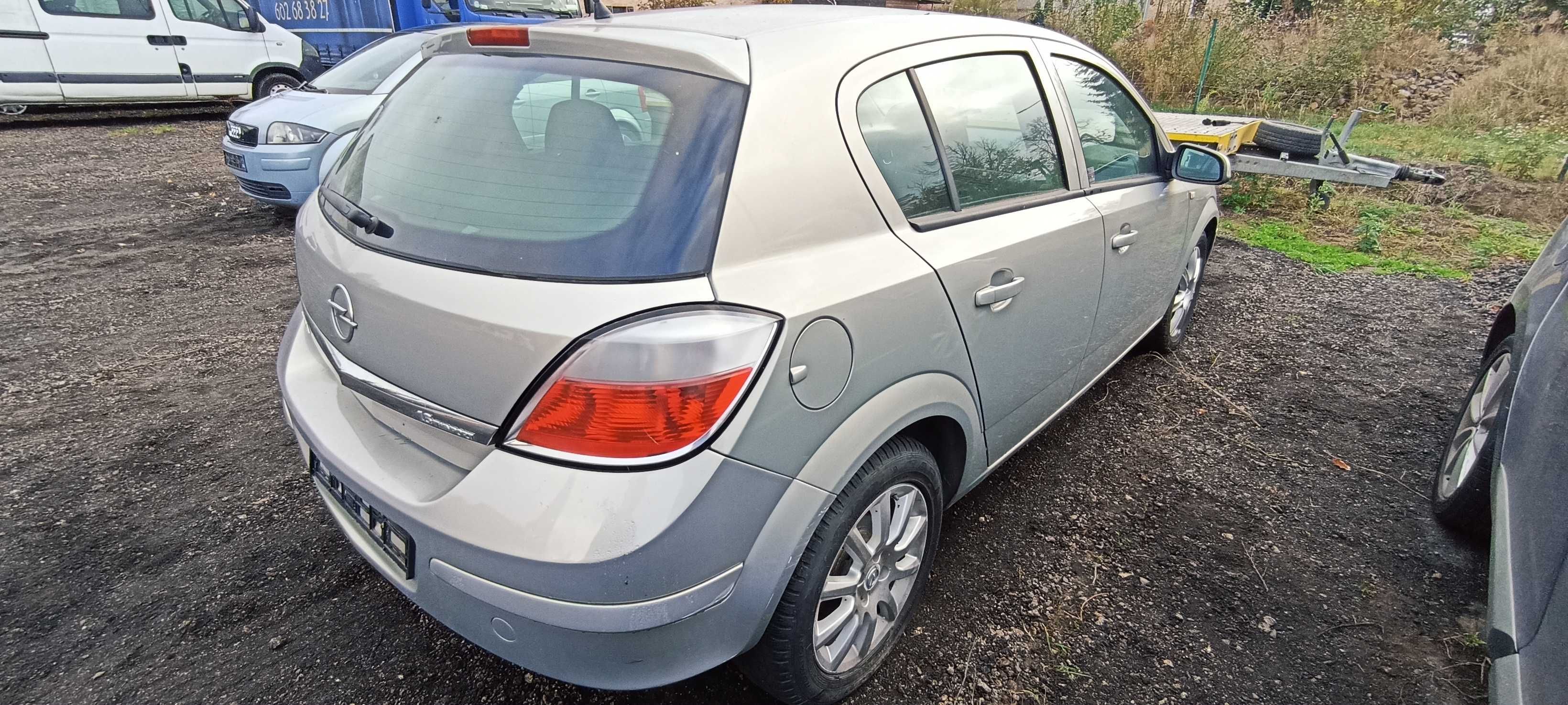 błotnik przód przedni opel astra h lak z167