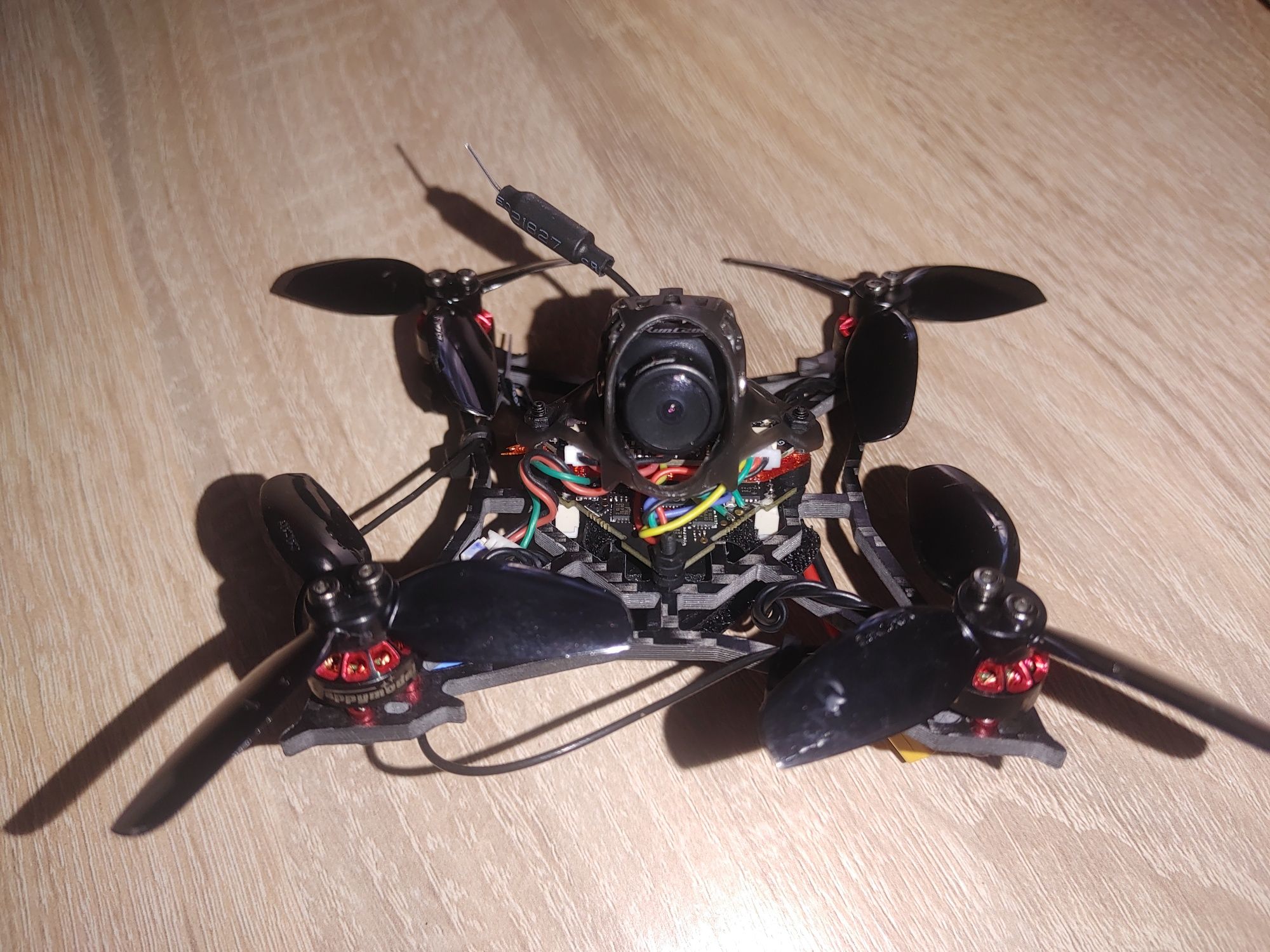 Dron fpv happy model larva x