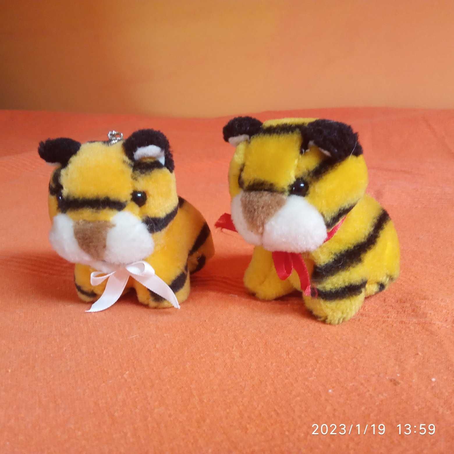 dwa urocze małe tygryski pluszaki maskotki