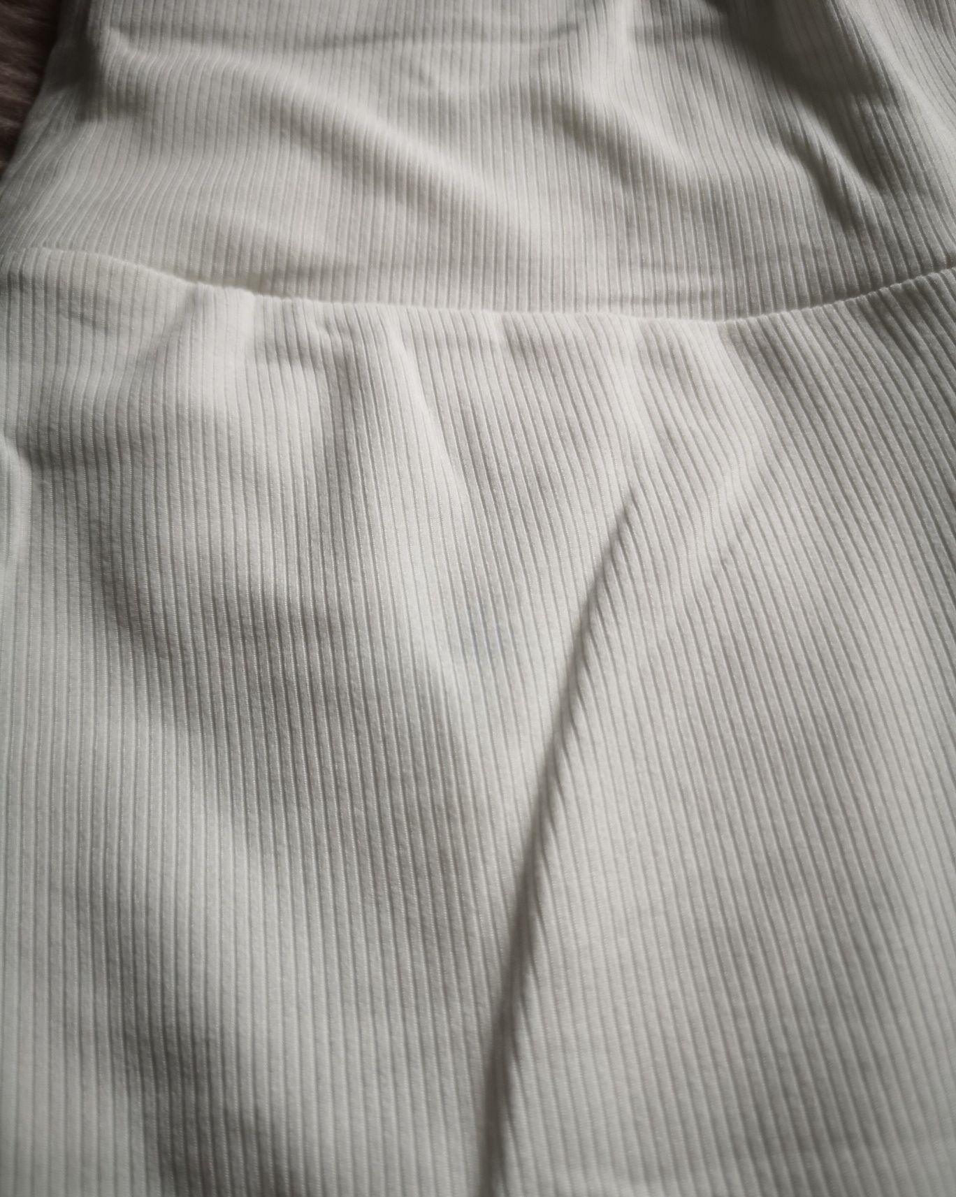 Białe krótkie legginsy prążkowane