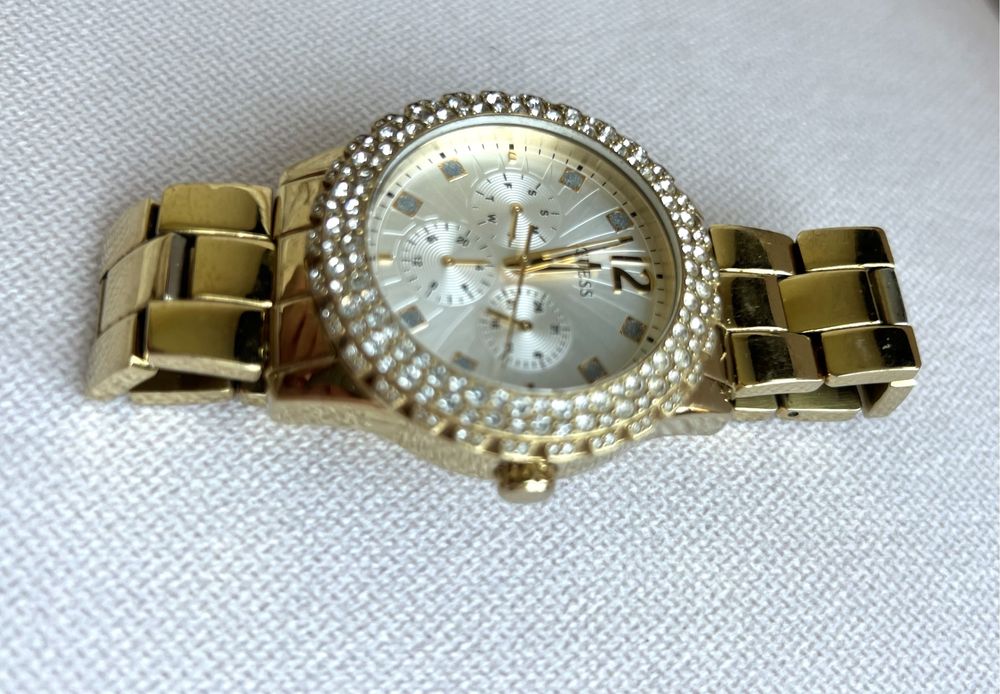 Продам Женские часы Guess