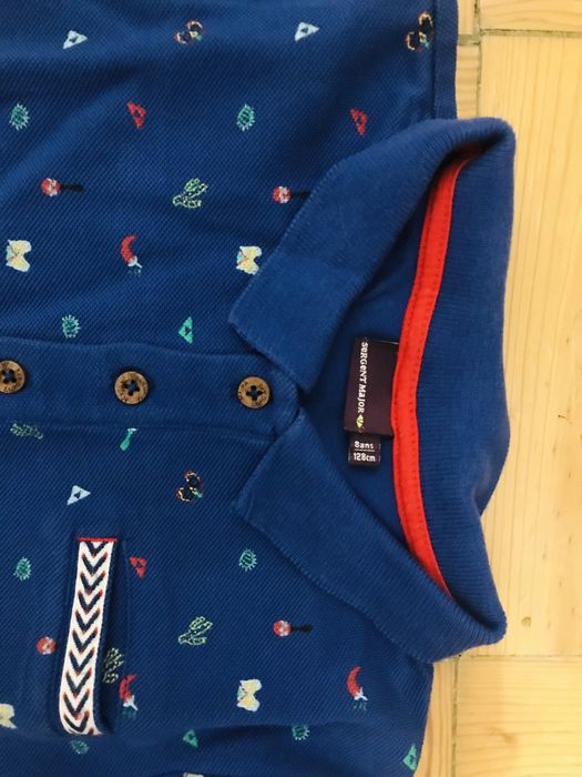Polo azul de manga curta, com motivos mexicanos