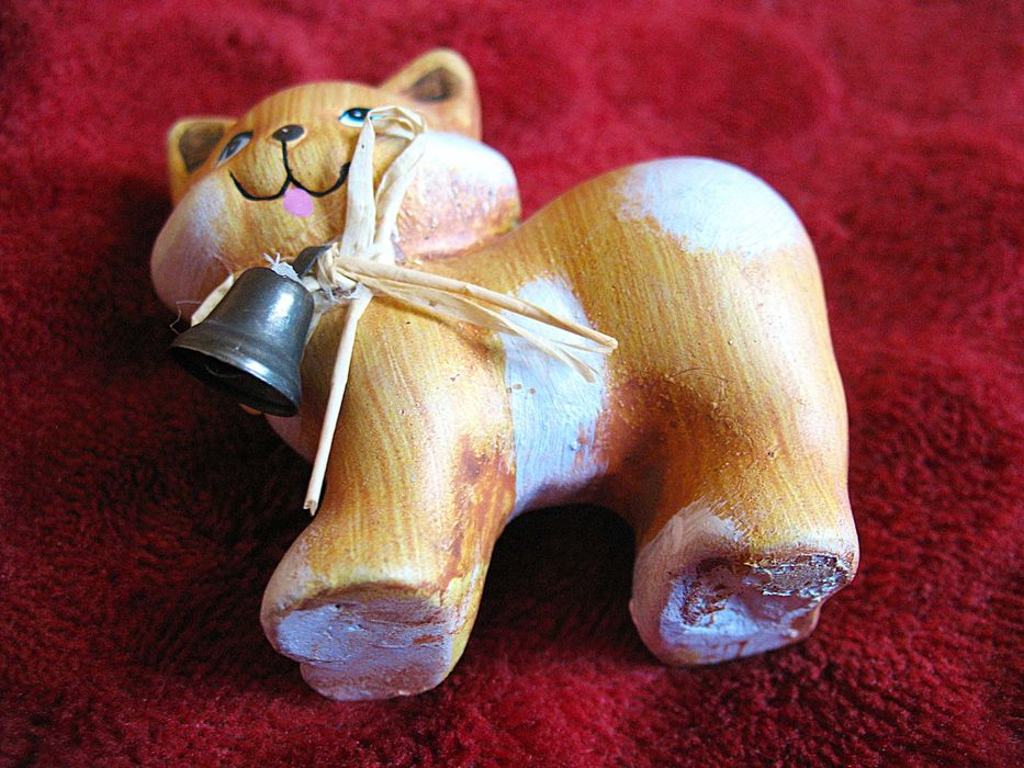 Kot - rudy z dzwoneczkiem - figurka ceramika - 6 x 7 x 3 cm