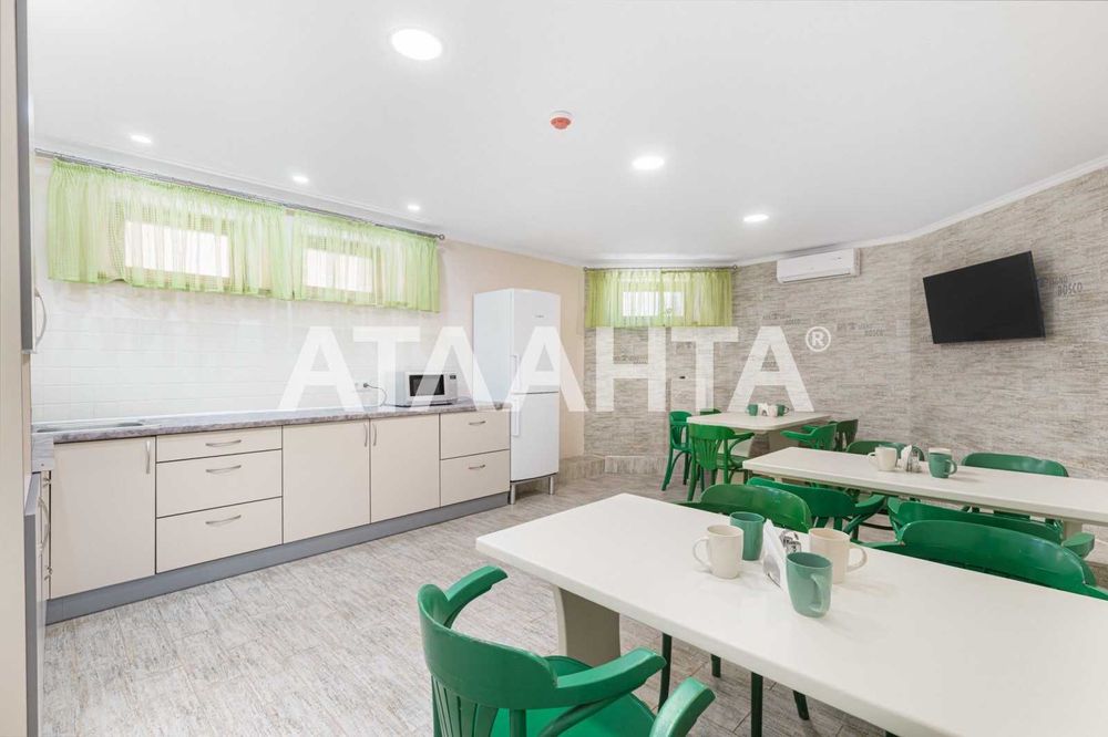 Гостиница в пешей доступности 13 фонтана! Бассейн!