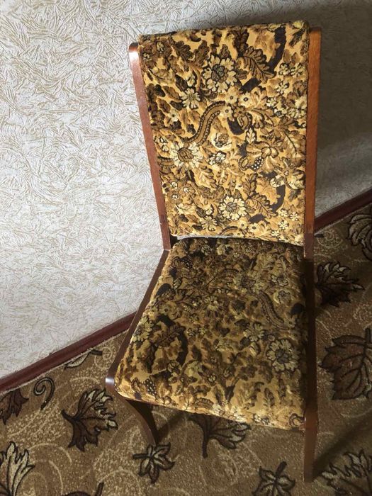 СТІЛЬЧИКИ. Чотири стільчики з незначними потертостями,не дорогі