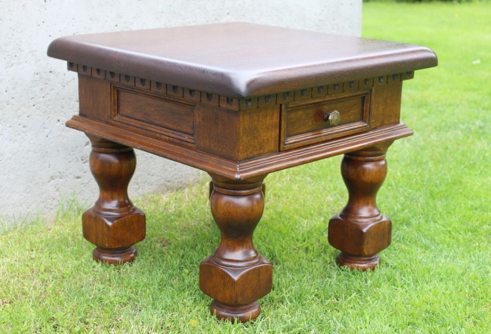 Drewniany solidny stolik z szufladką
