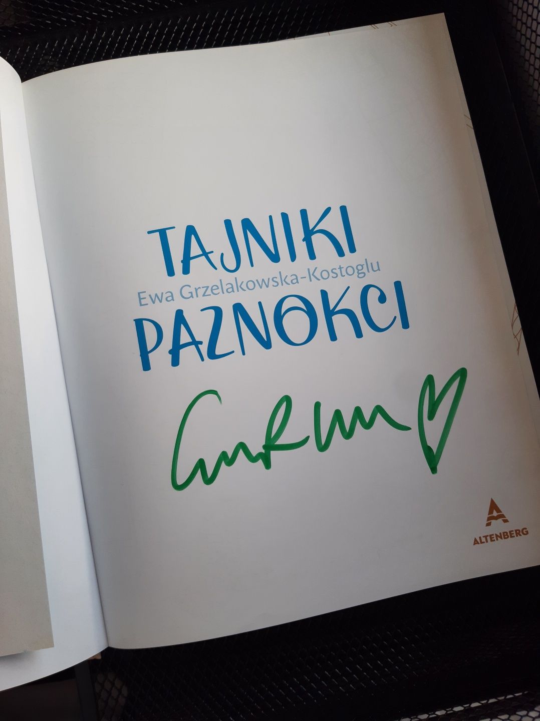 Tajniki paznokci - Red Lipstick Monster z autografem