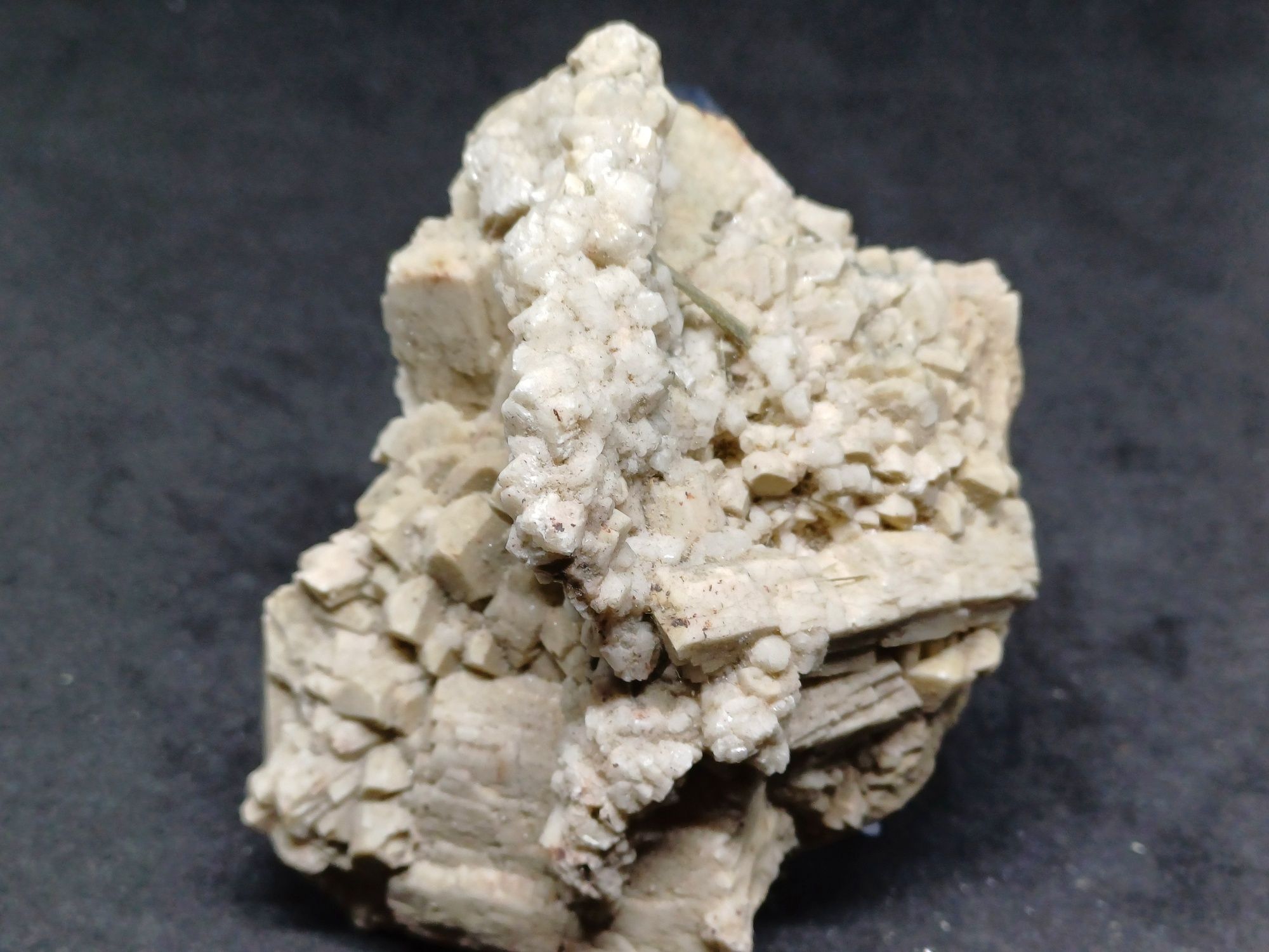 Mikroklin, albit, epidot, stilbit . Strzegom