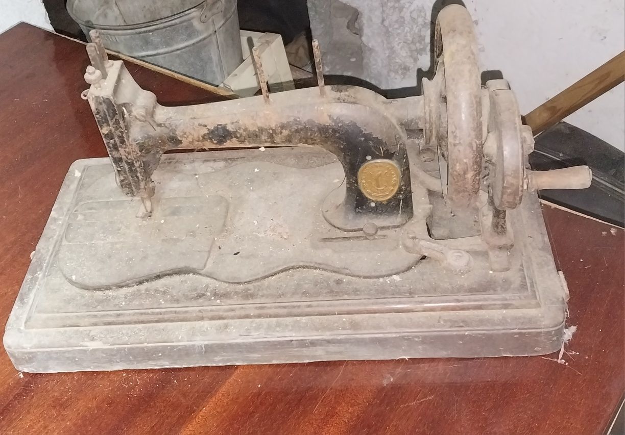Антиквариат Швейная машинка 1851 года Singer с лодочкой