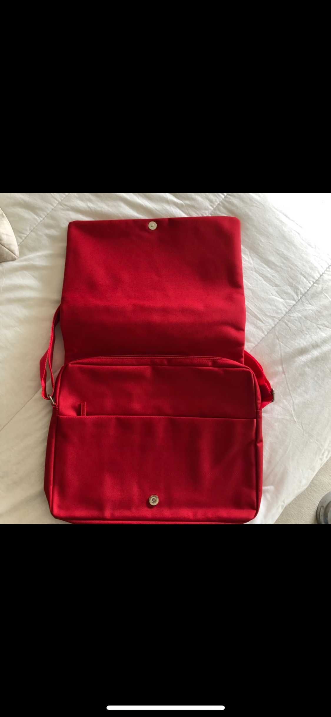 Pasta para portátil e documentos vermelha