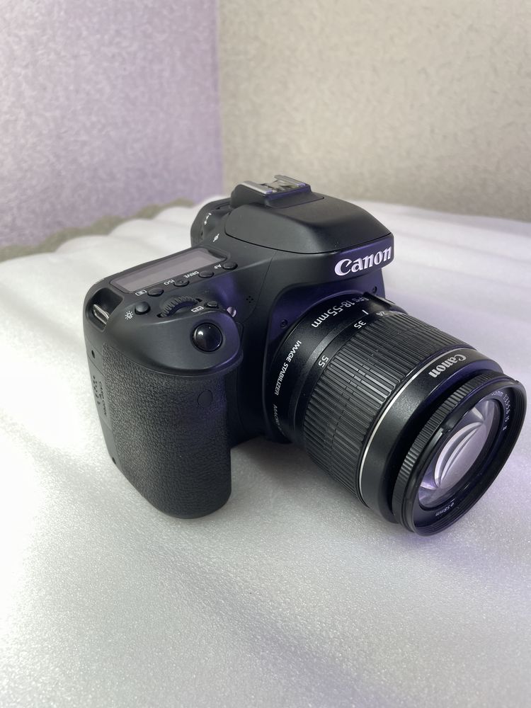 Canon EOS 80D в гарному стані, 3 роки в коробці. Повний комплект.