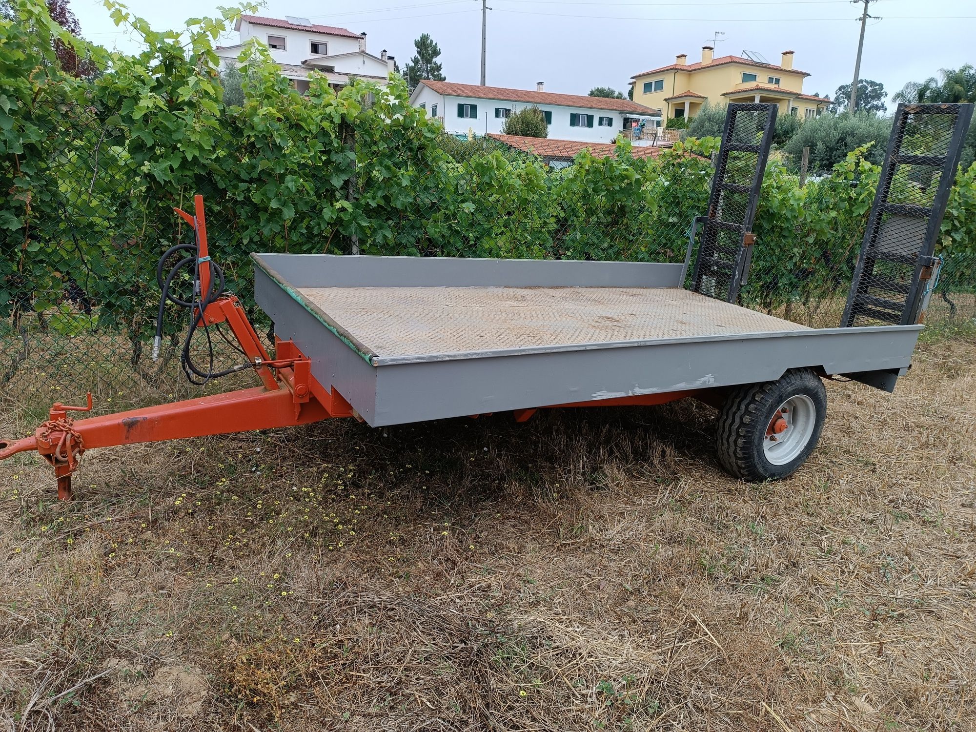 Reboque porta máquinas