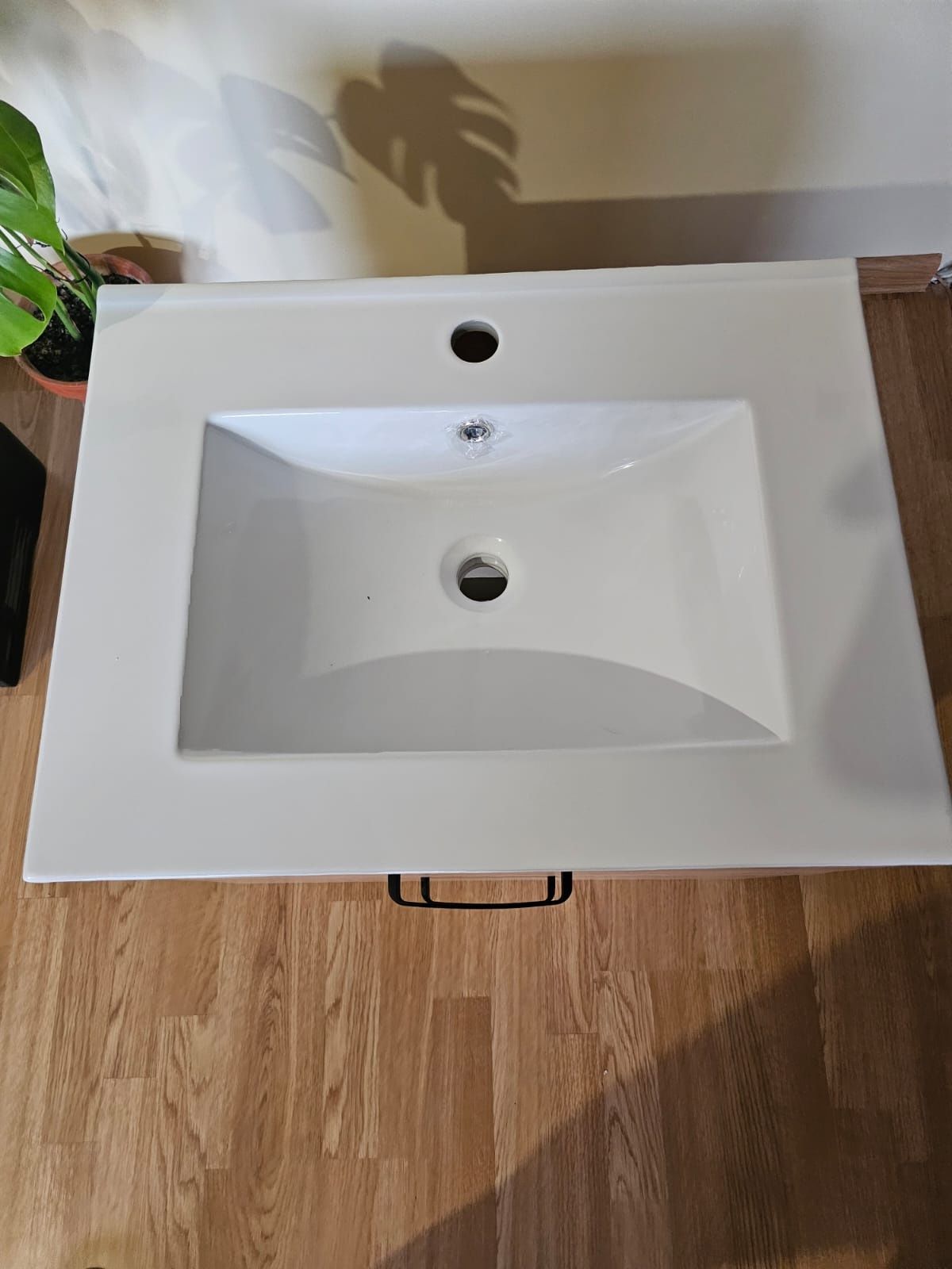 Nowa szafka wisząca 60 cm do łazienki ze zlewem umywalką