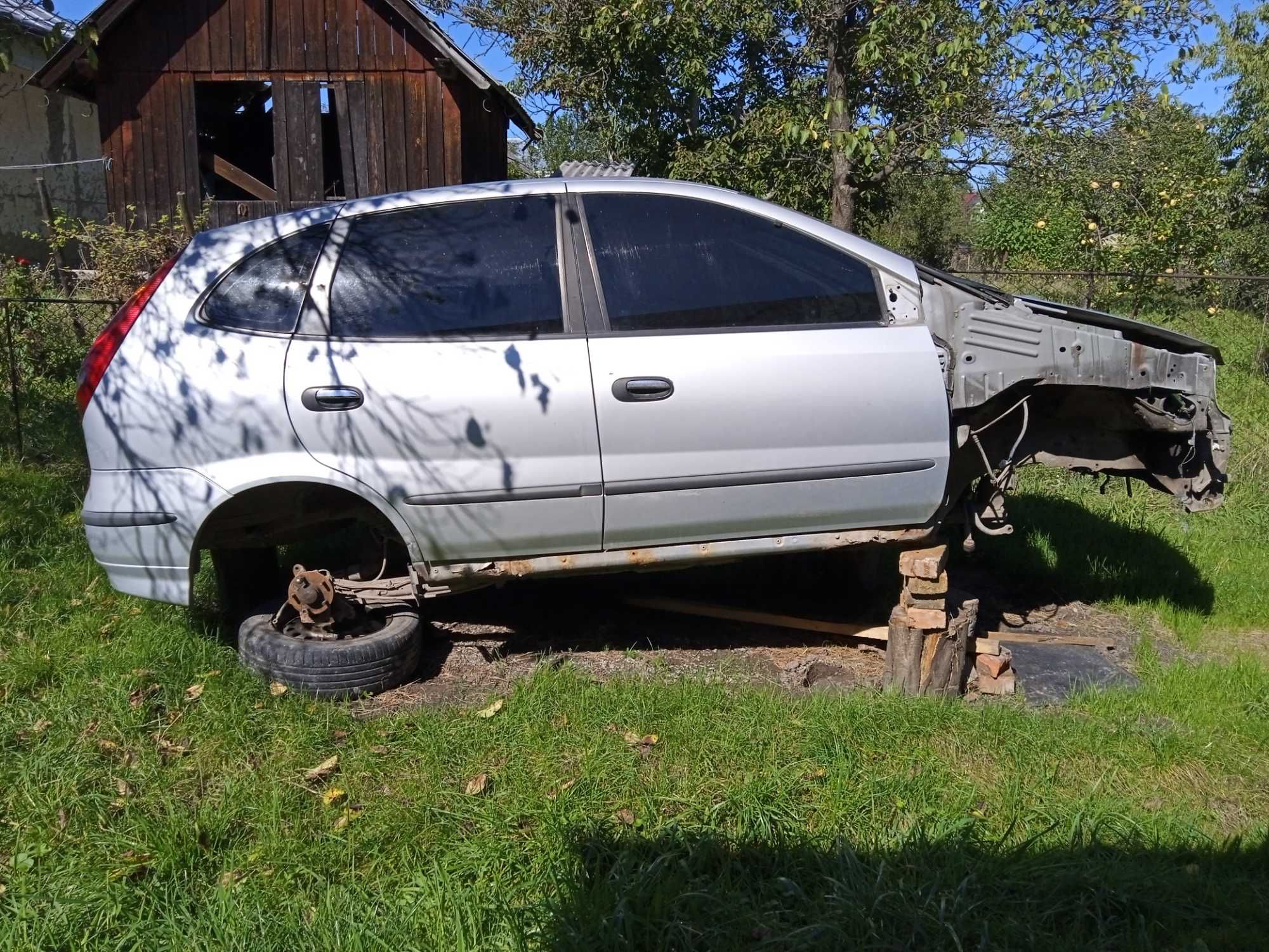 Розбираю Nissan Almera Tino