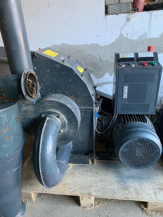 Młyn bijakowy 11kW z cyklonem, rurą i sitem