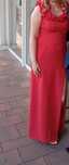 Elegancka czerwona sukienka maxi z falbanami