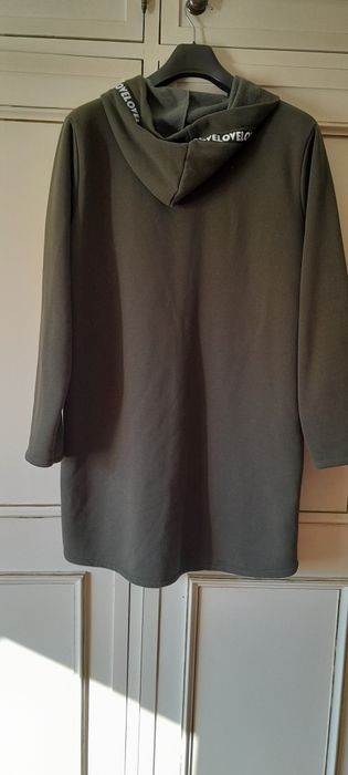 Casaco comprido polar com capuz e bolsos